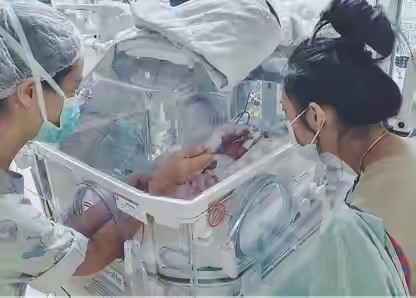 余文樂3歲兒子勇敢與蛇和青蛙接觸，小小年紀顏值高​​，帥氣會把妹