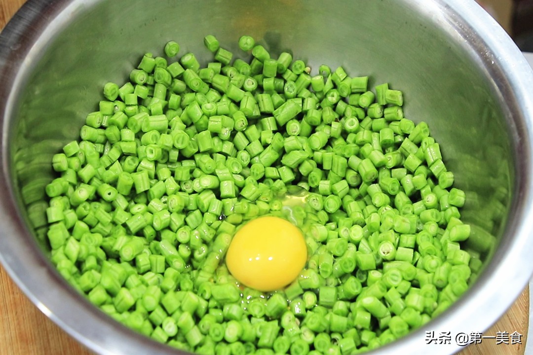 An egg is beaten in the beans. It is not fried or stewed. I didn’t expect it to be so delicious. It tastes better than meat.