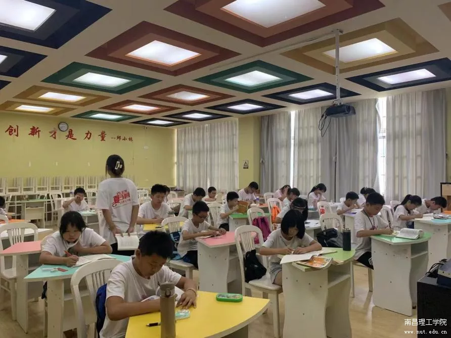 南昌理工学院大力开展夏令营项目式创新教学托管班