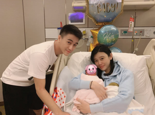 賭王長孫罕出鏡，一身印花居家服眉眼間不像奚夢瑤，曾同框小小春