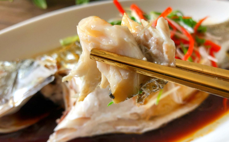 做清蒸魚，總有人放“料酒和鹽”，難怪做得不好吃！ 分享正確做法