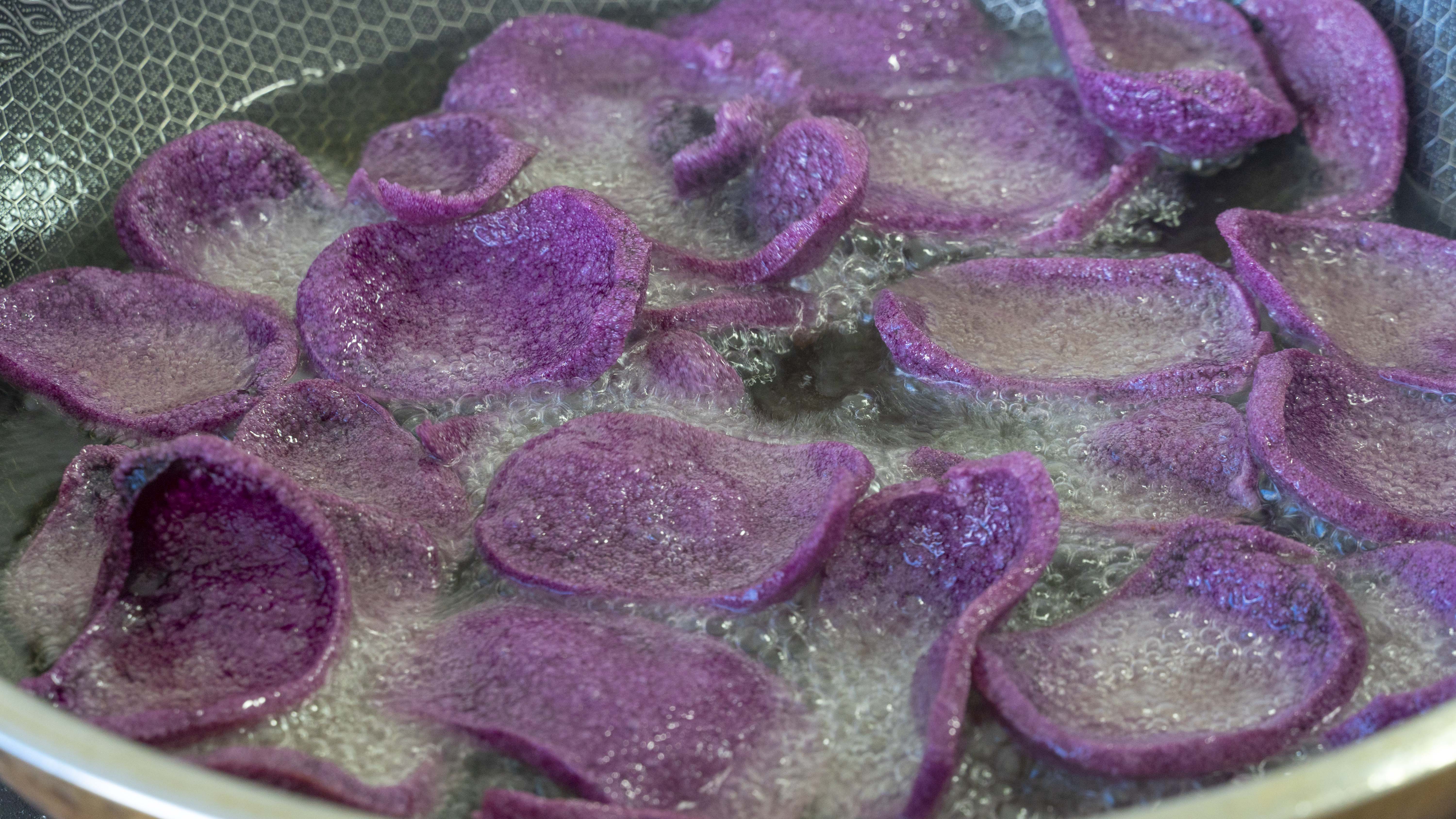 自製三色薯片，不用土豆，南方特色做法，又酥又脆，比買的好吃