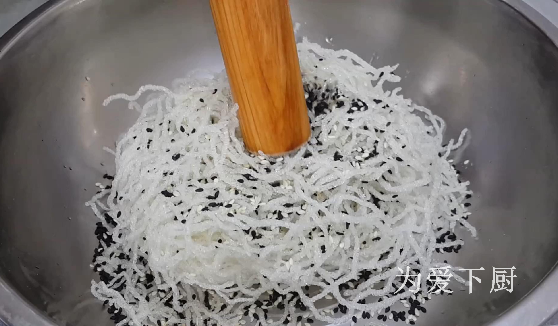 油條這做法才好吃，鍋裡炒一炒，個個焦脆香甜，出鍋全家人都愛吃