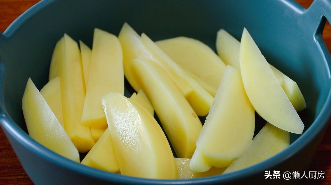 土豆不用炒，撒點辣椒面和燒烤粉，比炸著吃的省油，鹹香軟糯