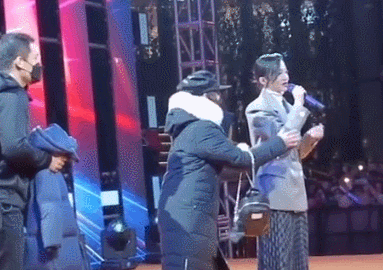 張韶涵露天商演致交通癱瘓，歌唱一半被強行拉走，向觀眾鞠躬道歉