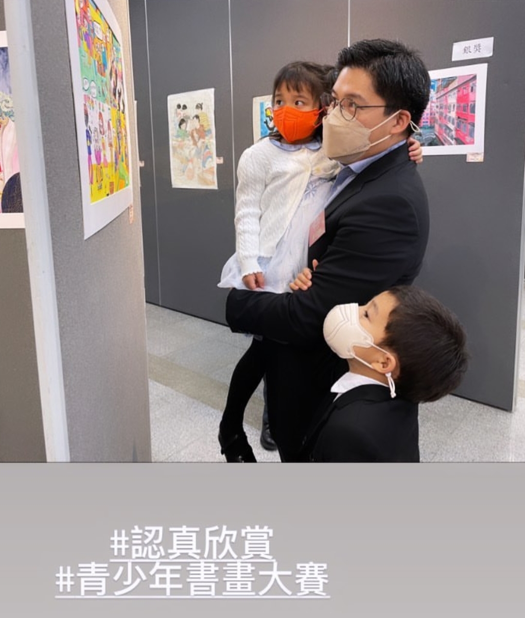 霍啟剛陪兒子外出騎行，學習健身兩把抓，力當稱職好爸爸