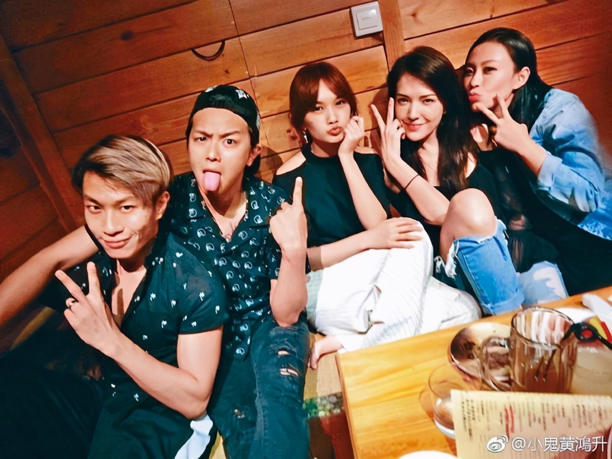 杨丞琳带领“华冈五人帮”陪黄鸿升父亲庆中秋，又哭又笑彼此安慰