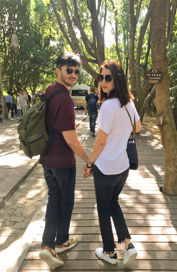 张智霖为袁咏仪庆生，甜喊“美女”祝其美貌如花，自己赚钱养家