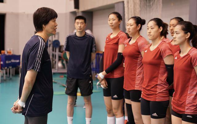 争冠+选才两不误！中国女排补强仨新人，新帅如