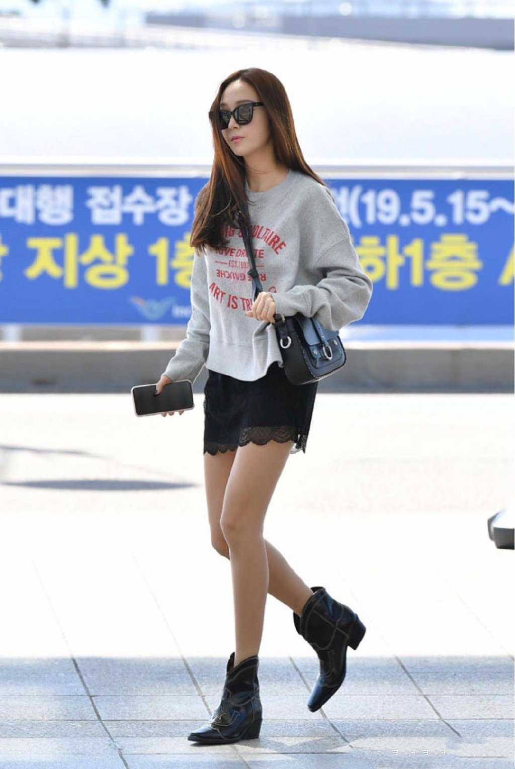 郑秀妍穿字母卫衣走机场，搭蕾丝半裙展现女性魅力，漫画腿太出挑