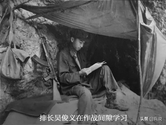 镜头里的将军：赵宗歧审问越军少尉，拍桌子大吼，吓得俘虏打抖