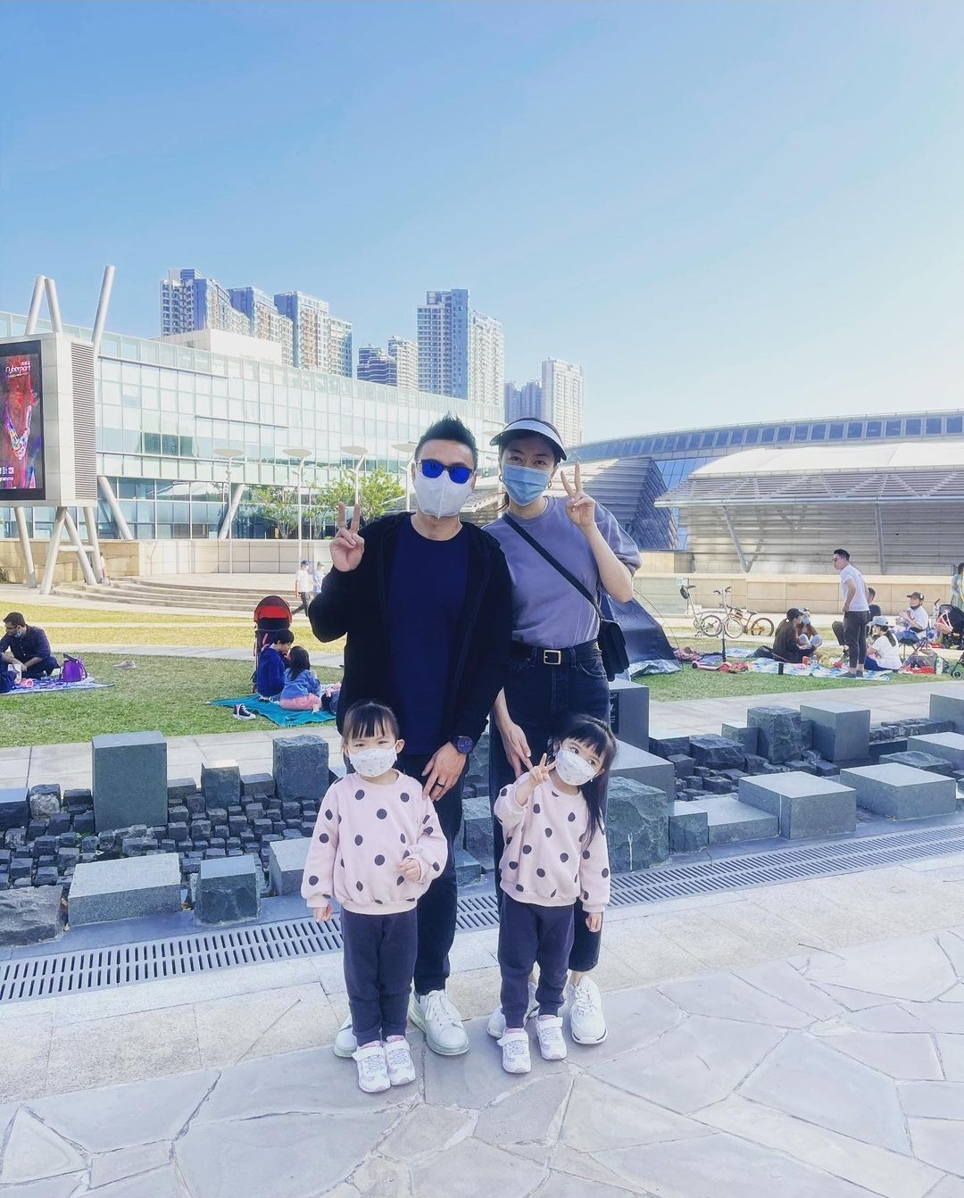 郭可颂带妈妈丈母娘和女儿度假，彰显好男人本色，熊黛林没嫁错人