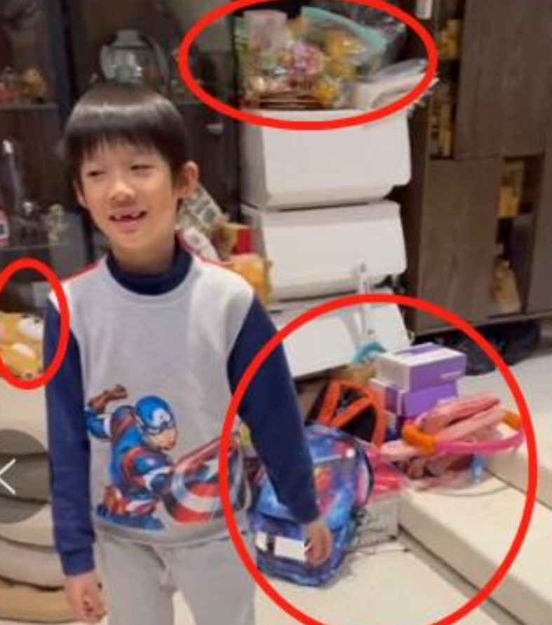 洪金寶長子與妻兒團聚痛哭，3層豪華別墅曝光，裝修簡單擺設雜亂