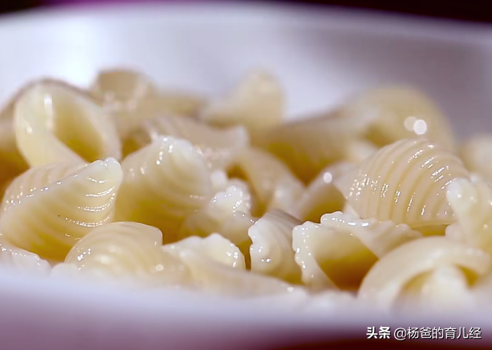 Share a baked noodle with apple, purple potato and cheese, which is nutritious and delicious, and a home-cooked food that children love