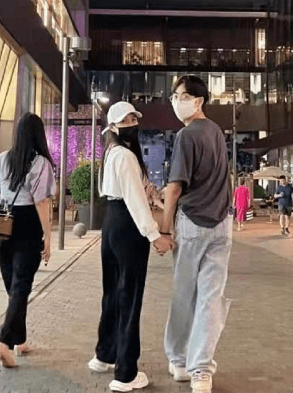 53岁伊能静与19岁儿子合体拍广告，母子穿亲子装同框像姐弟