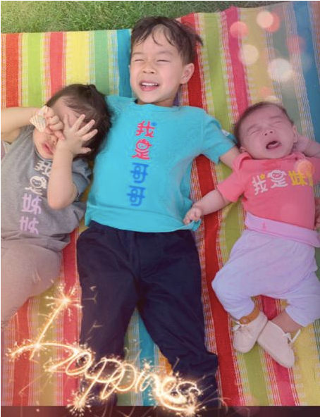 郭晶晶大女兒近照，背著169元米老鼠背包逛街，4歲名媛接地氣