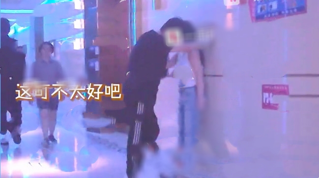 李湘晒女儿吃酸奶，直呼心肝宝贝，王诗龄尖下巴、大长腿抢镜