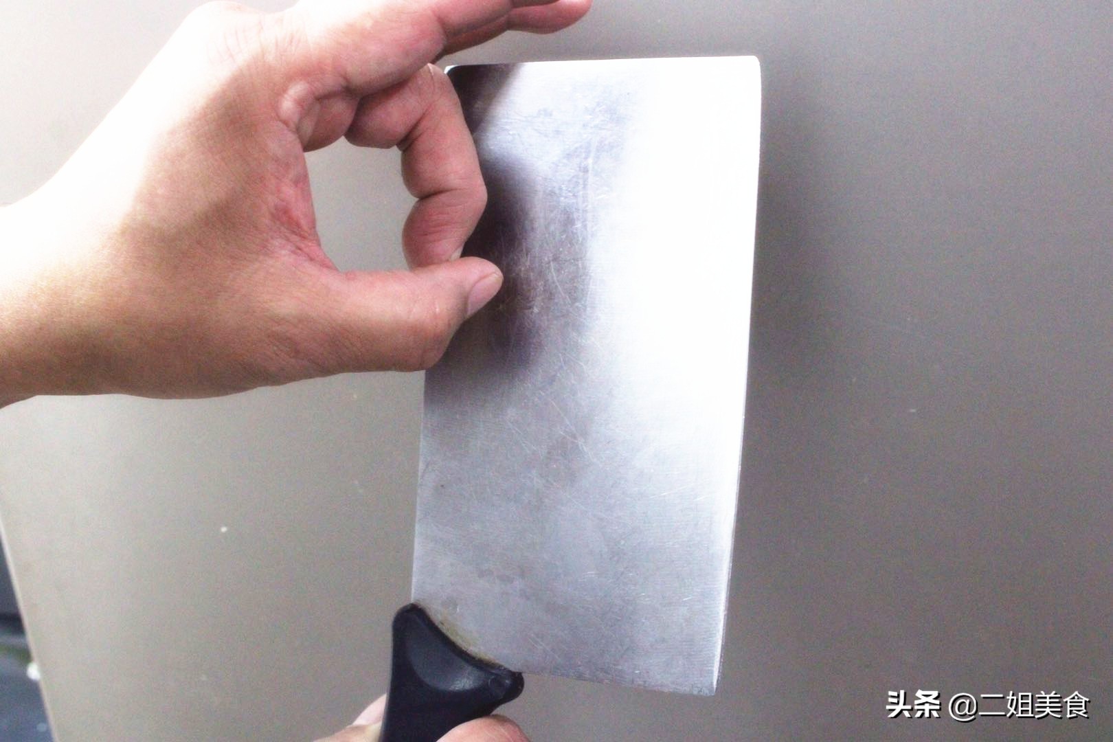 買菜刀時，只需要敲擊一下，好壞菜刀一下子就能區分，別亂買