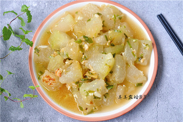 馋肉了，做道红烧冬瓜，加把辣椒锅中一烧，比红烧肉更香
