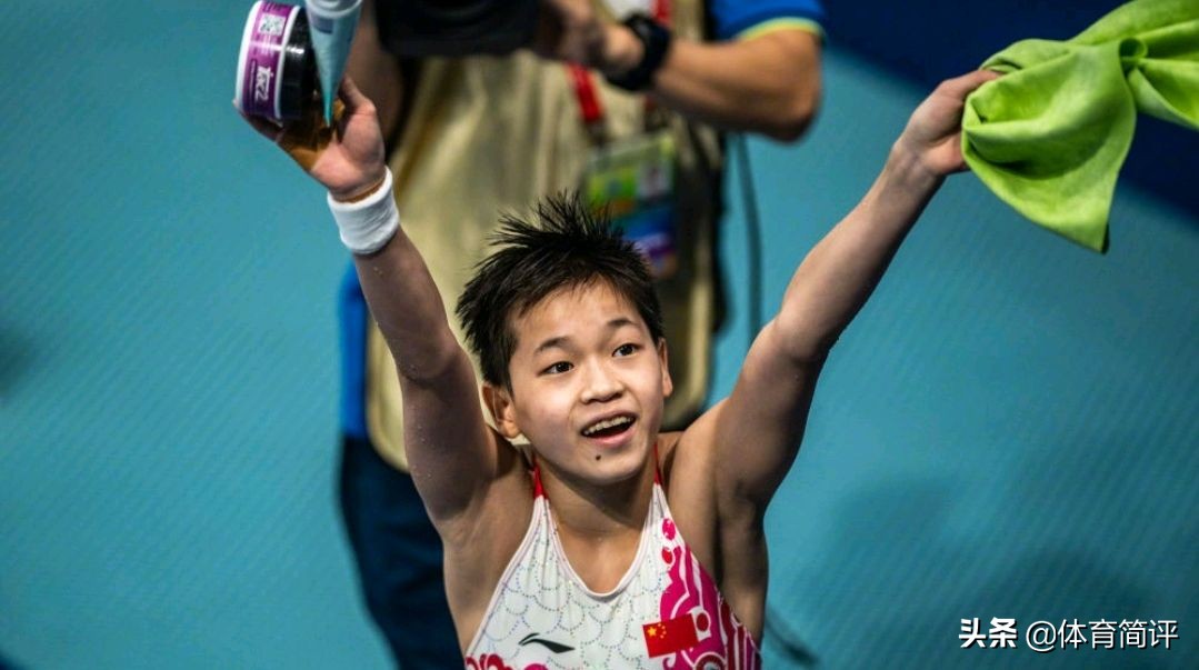 裁判与全红婵合影后，还想要玩具娃娃，全红婵7个字回应彰显风度