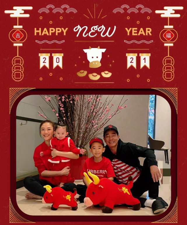 陳小春一家五口逛街，吃不完飯還打包好節儉，弟弟坐嬰兒車好乖