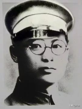 团长越级提军长，酒量超过许世友，桀骜不驯掏枪顶撞刘伯承