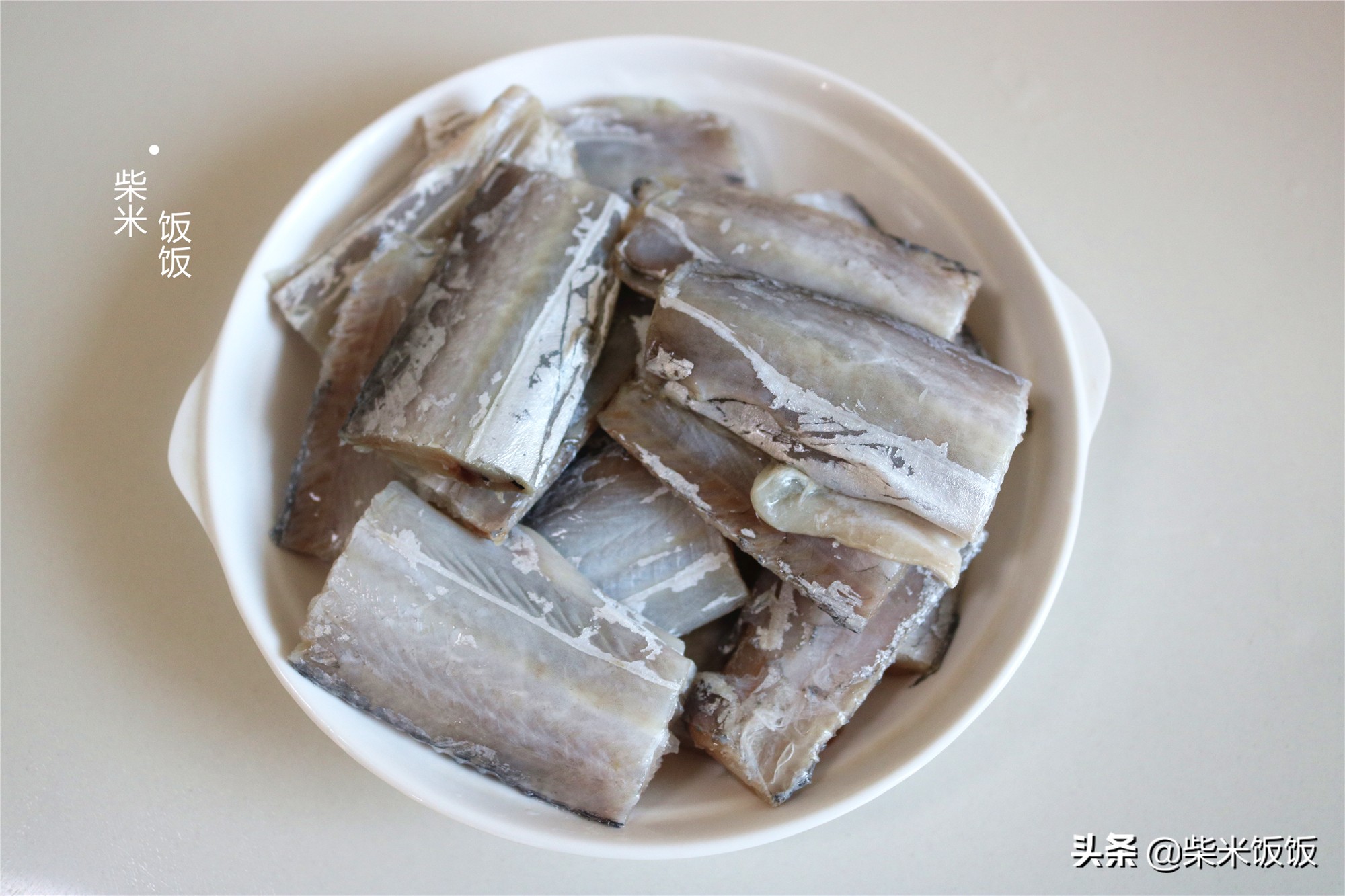 乾炸帶魚家常做法，只需簡單調味料，香酥鮮嫩，好吃無腥味