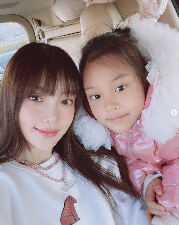 李小璐與女兒同框跳舞，母女穿親子裝像極姐妹花，甜馨越長越漂亮