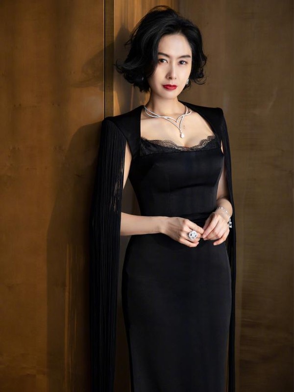 朱茵夫婦罕見合體，老公穿運動裝陽光帥氣，朱茵短髮白裙好甜美