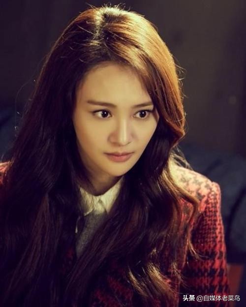 郑爽的海报曝光，“泡面头”造型好减龄，看起