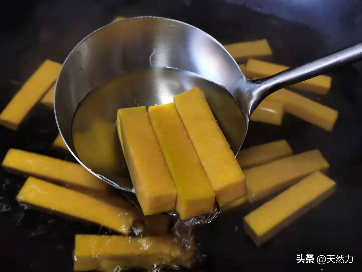 在家也能轻松做出广东名菜蛋黄焗南瓜，详细经验干货做法，收藏了