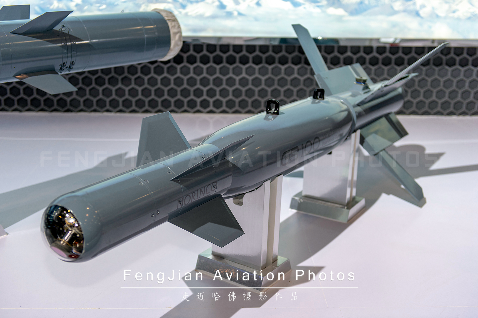 中国空军公开首款国产双模制导炸弹，直接跨代进入世界领先行列