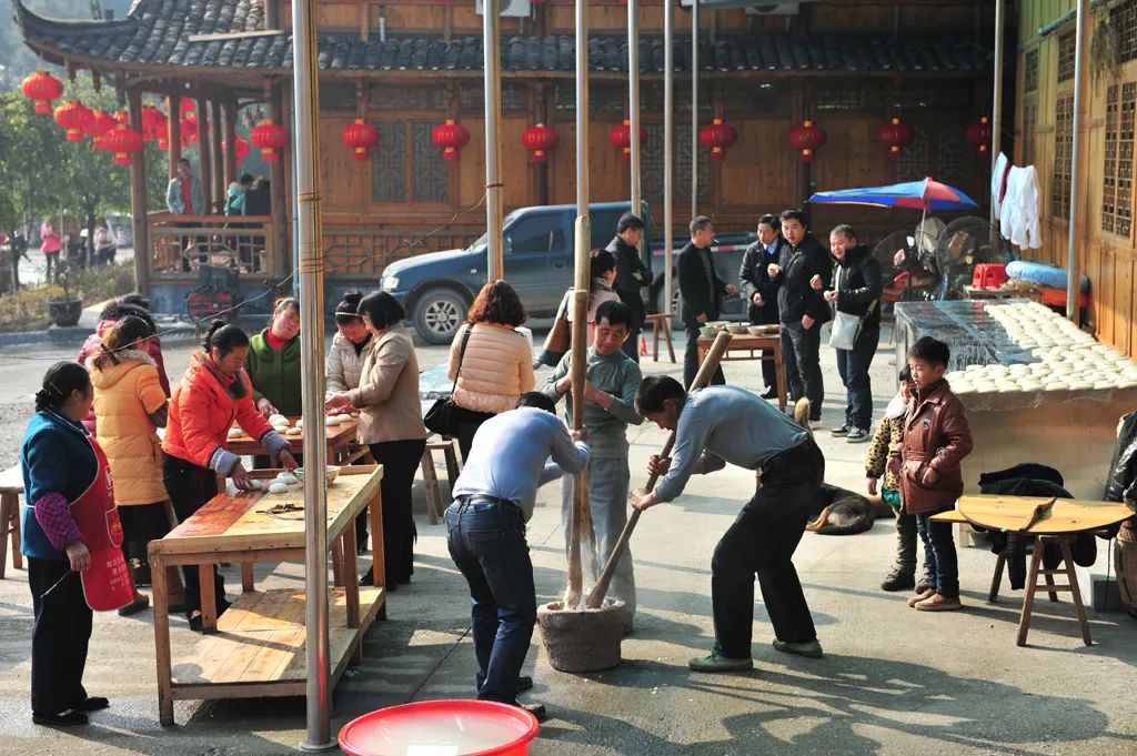 一张蓝图十八年——记全国劳动模范、市人大常委会委员黄秀佳