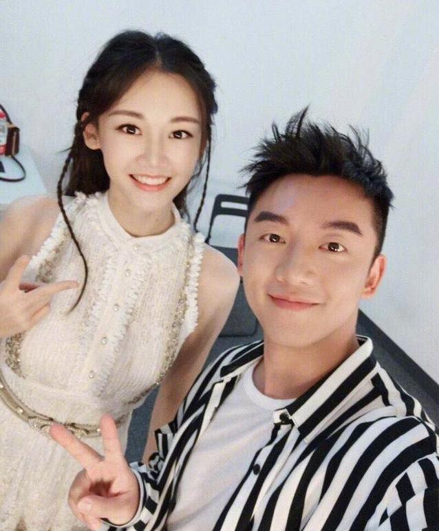 郑恺和苗苗同框现身机场，苗苗穿着宽松巧遮肚