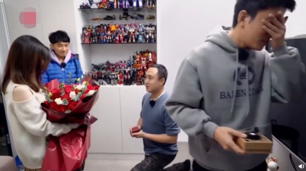 看他人求婚贾乃亮掩面流泪，热恋时的他也鼓起