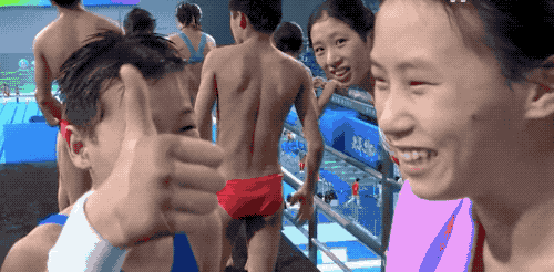 可爱又调皮！全红蝉冲到镜头前连做两个动作 没绷住自己拍手大笑