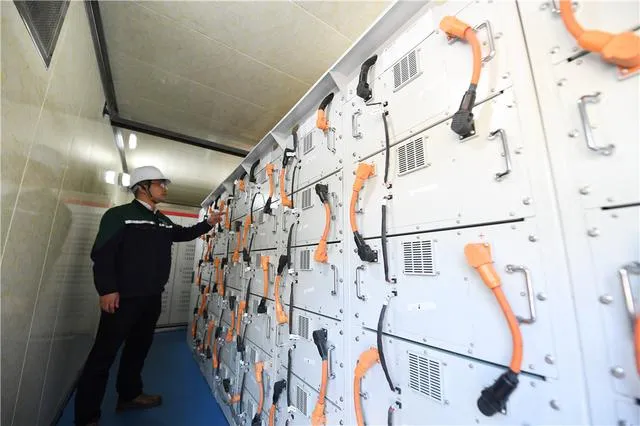 中国首辆新型智能电池组动力货运机车正式运行最高时速达20公里