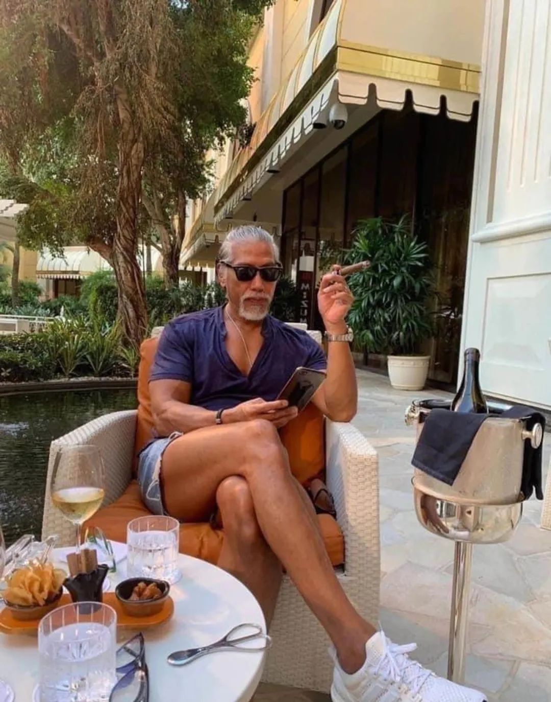 型！57岁东升耀扬“乌鸦”出席澳门饭局，发须全