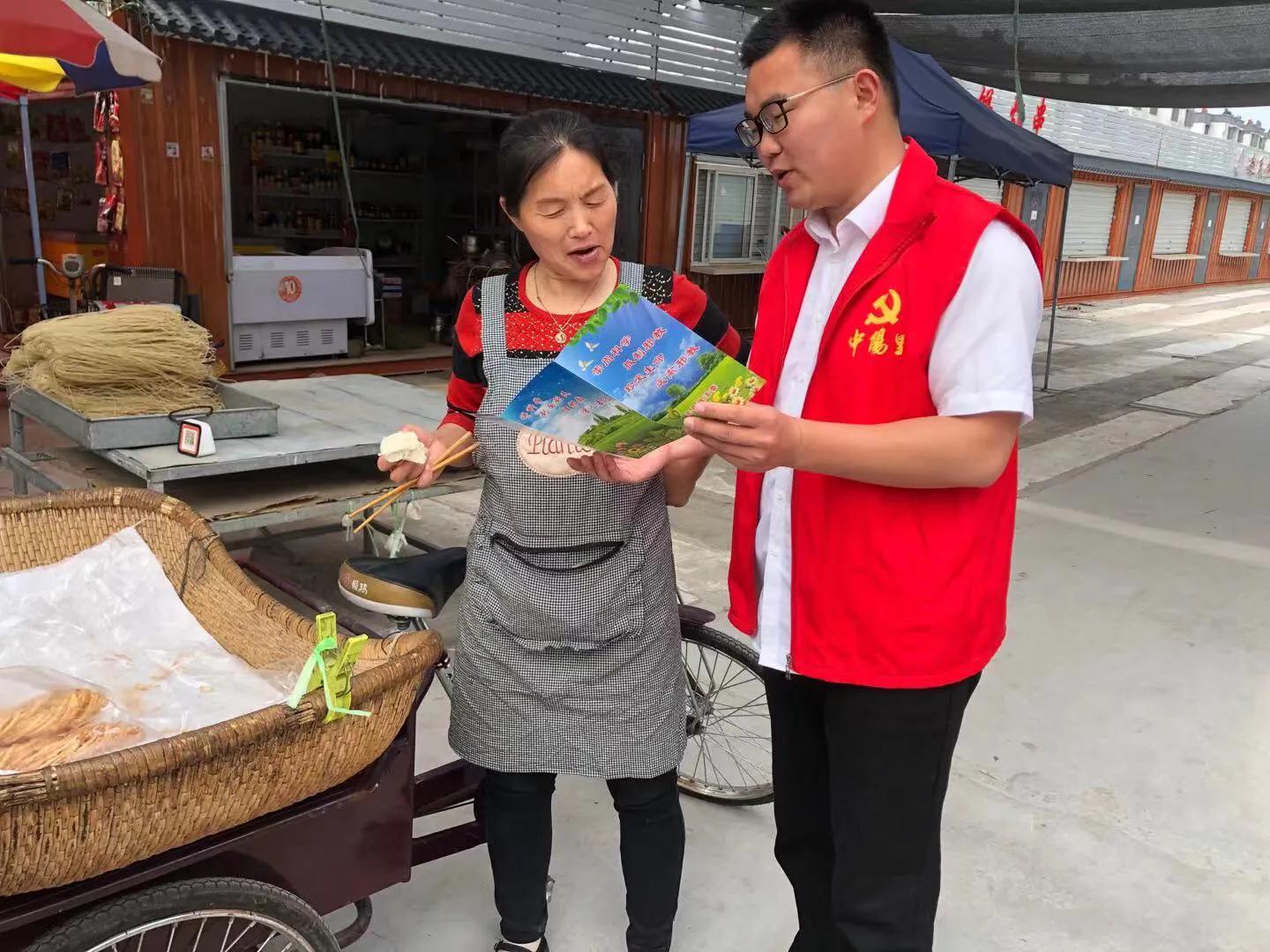 平安志愿者走街串巷开展“反邪教、防诈骗”宣传活动