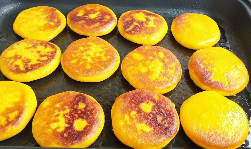 Pumpkin pie is really delicious in this way. It's easy to make, sweet and soft, you can't buy it outside