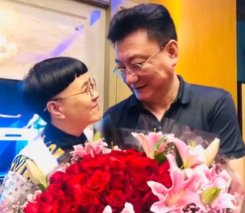 王宁：一脸严肃主持新闻28年，私下却是宠妻狂魔？镜头前后反差大