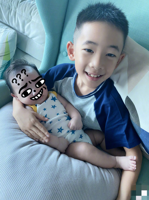 应采儿晒妈妈与二胎儿子合照，应妈抱外孙笑开花，祖孙同框超有爱