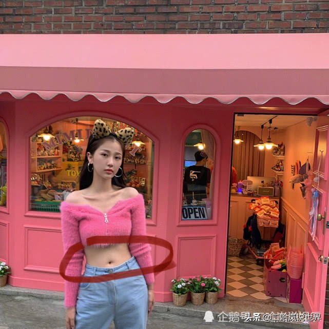 THE9首张公式照曝光，露出小蛮腰的虞书欣，瞬间成了“合影杀手”