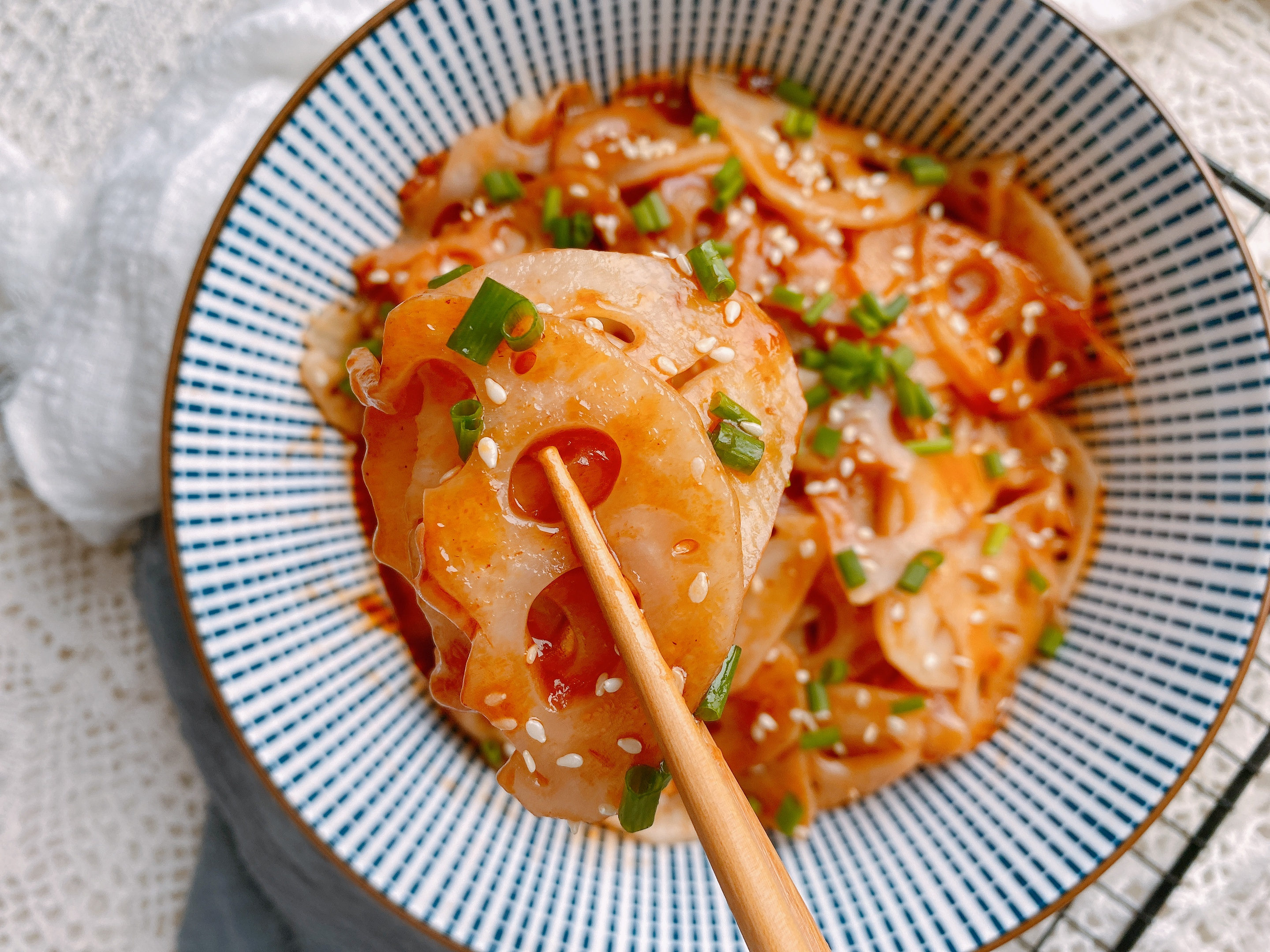 夏季开胃菜糖醋藕，掌握3个重点，色泽红亮不发黑，口感脆嫩酸甜