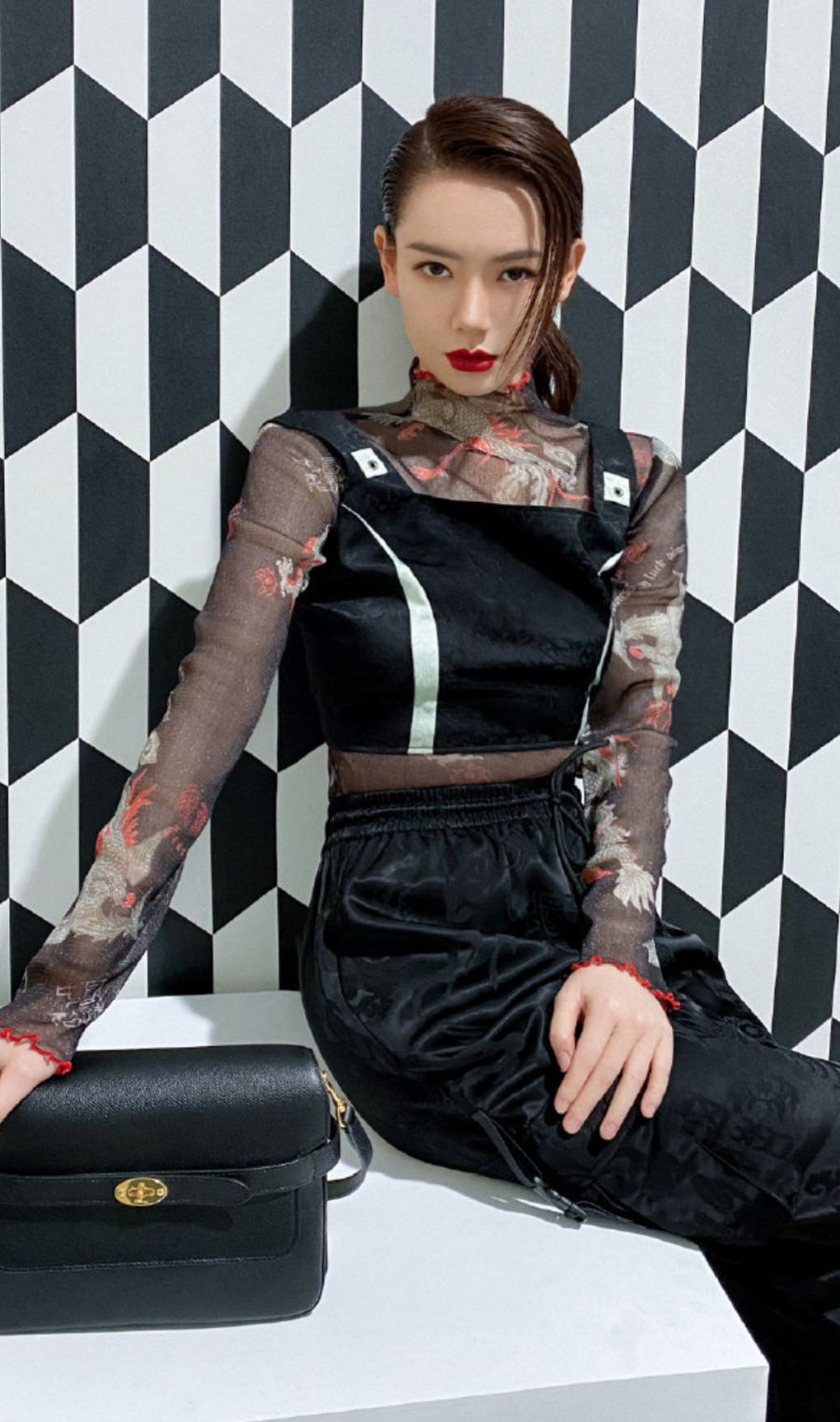 难怪说李承铉管不住戚薇，当她穿上女儿背心，这腰我承认我羡慕了