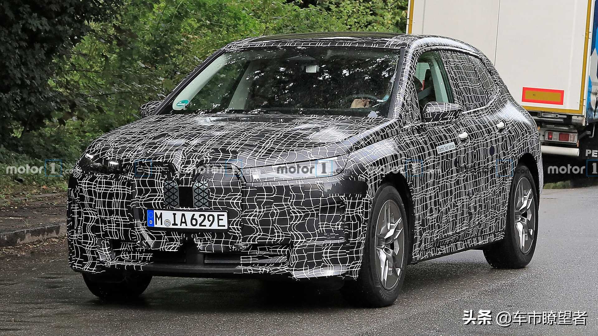 不香了？宝马全新电动SUV iX售价或超100万，特斯拉暗爽
