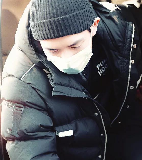 Spring late couplet platoon: Qin Hailu takes vacuum cup, yang Mi publicizes the film with guaze mask, ni Ni wears cape to become short