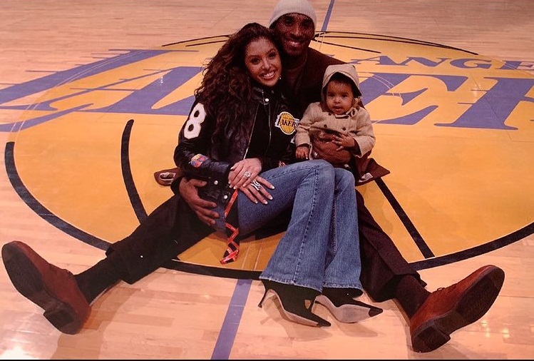 一周年|科比去世一周年祭日：瓦妮莎晒昔日球场全家福 配文永远在一起