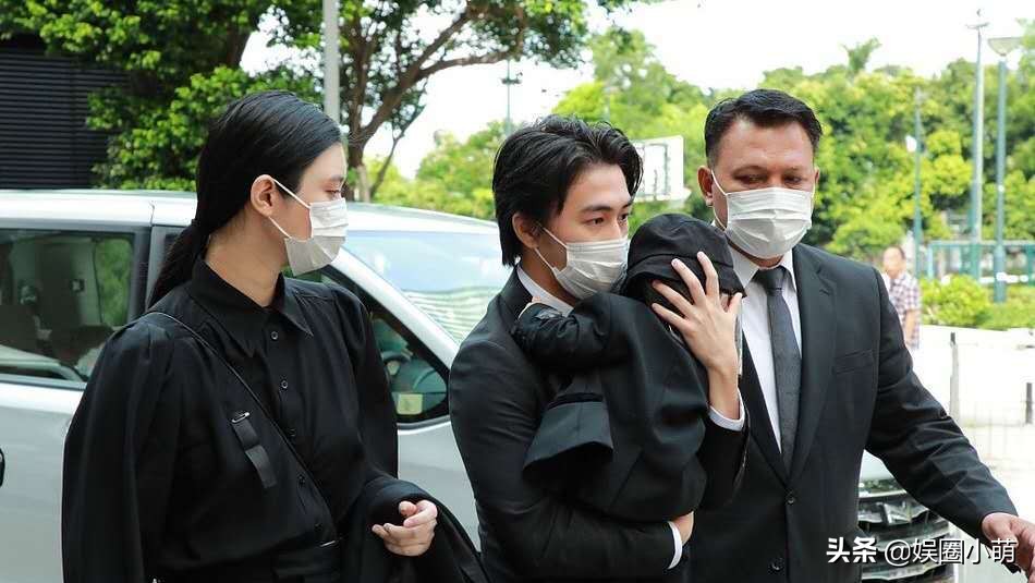 赌王出殡，现场像极了一出《甄嬛传》，三位太