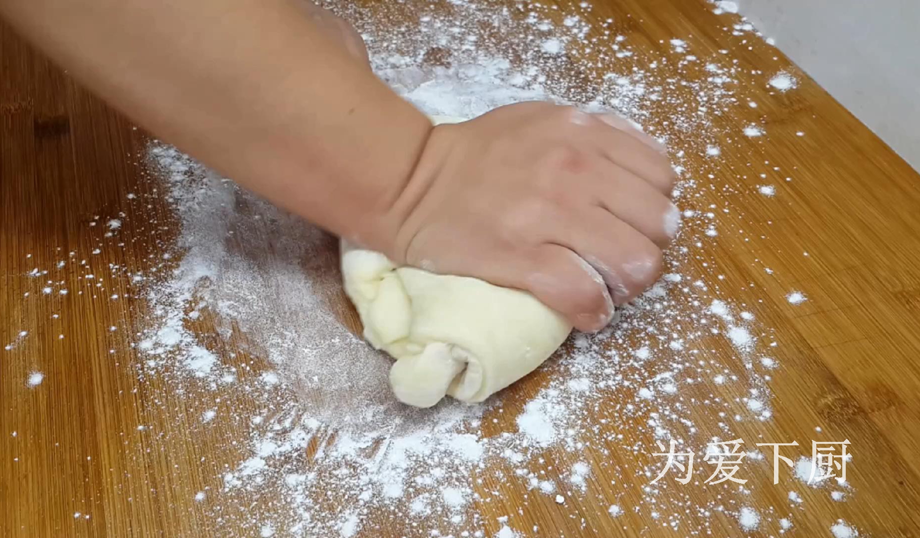 2個雞蛋，半斤麵粉，鍋裡炸一炸，鬆軟又香甜，比麵包油條還好吃